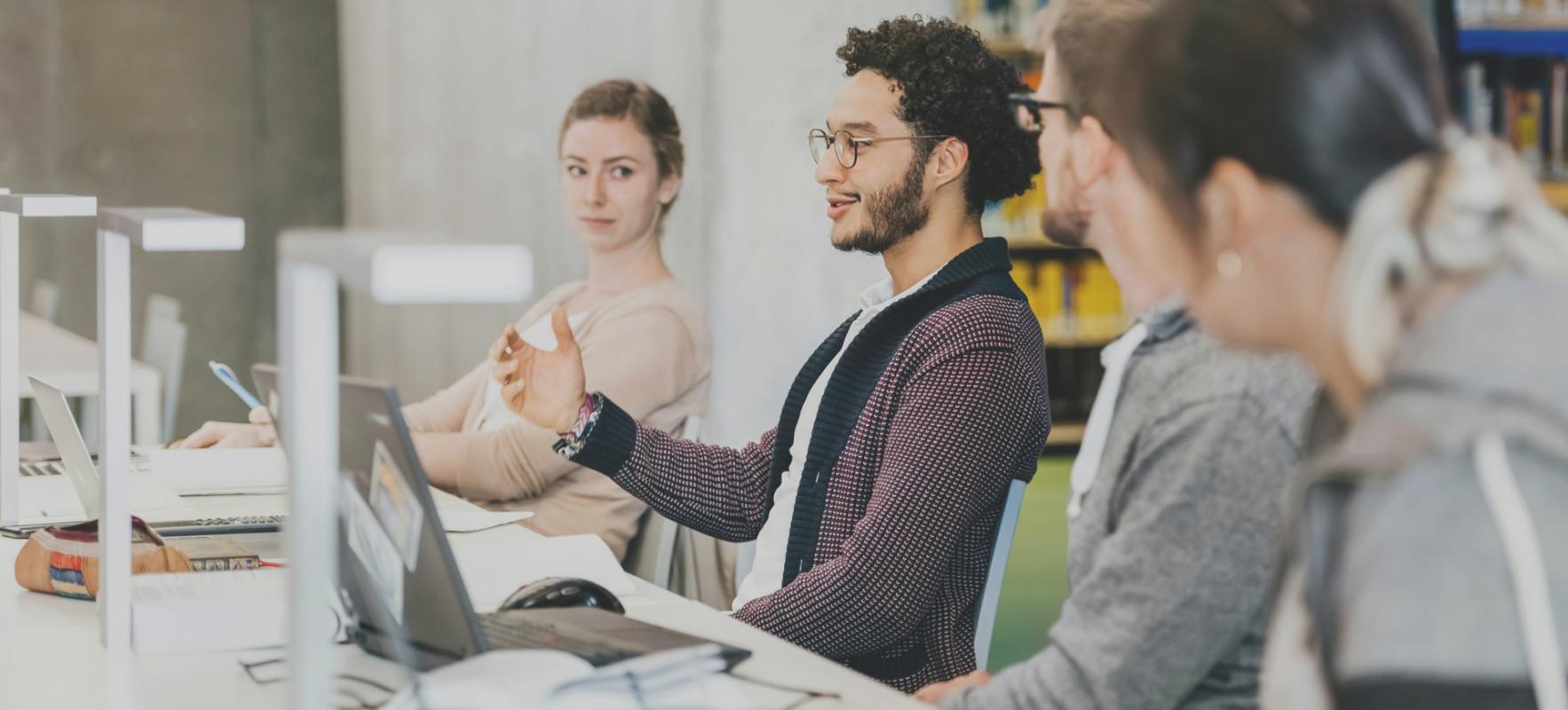 Espaço de trabalho dedicado à análise orçamental e consolidação financeira
